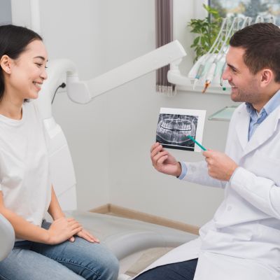 Consulta pre-clínica - El dentista revisa la radiografía