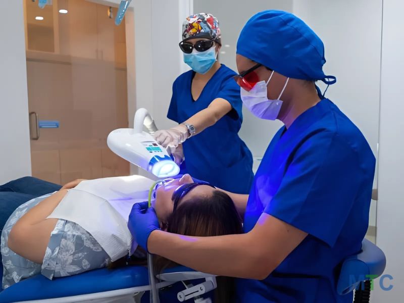 Blanqueamiento dental con láser destacando la última tecnología en clínicas dentales mexicanas