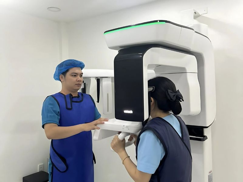 Assistant using advanced 3D Cone Beam CT scanner for diagnostics