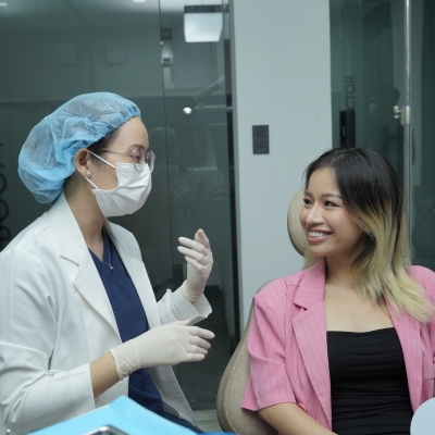 A dentist having a conversation with a patient in the middle of consultation